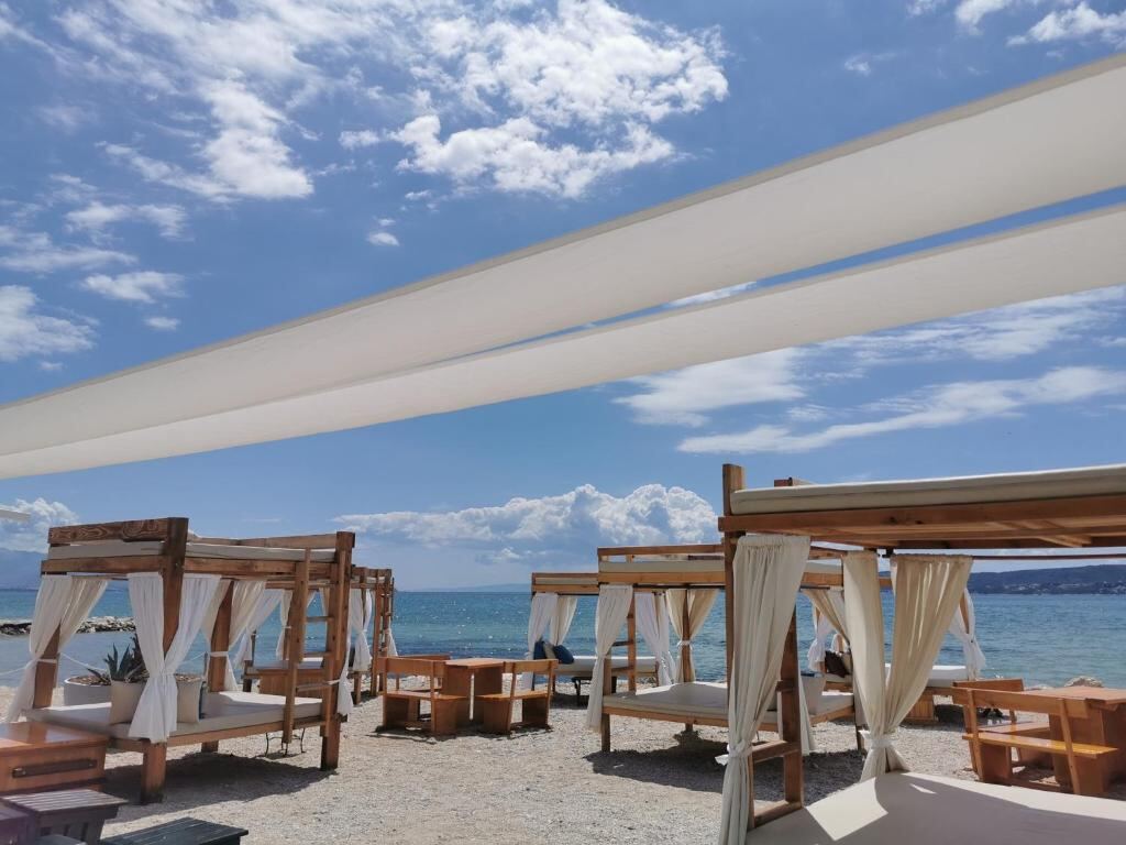 Kaštel Štafilić - beach beds by the sea near airport rooms Manufaktura